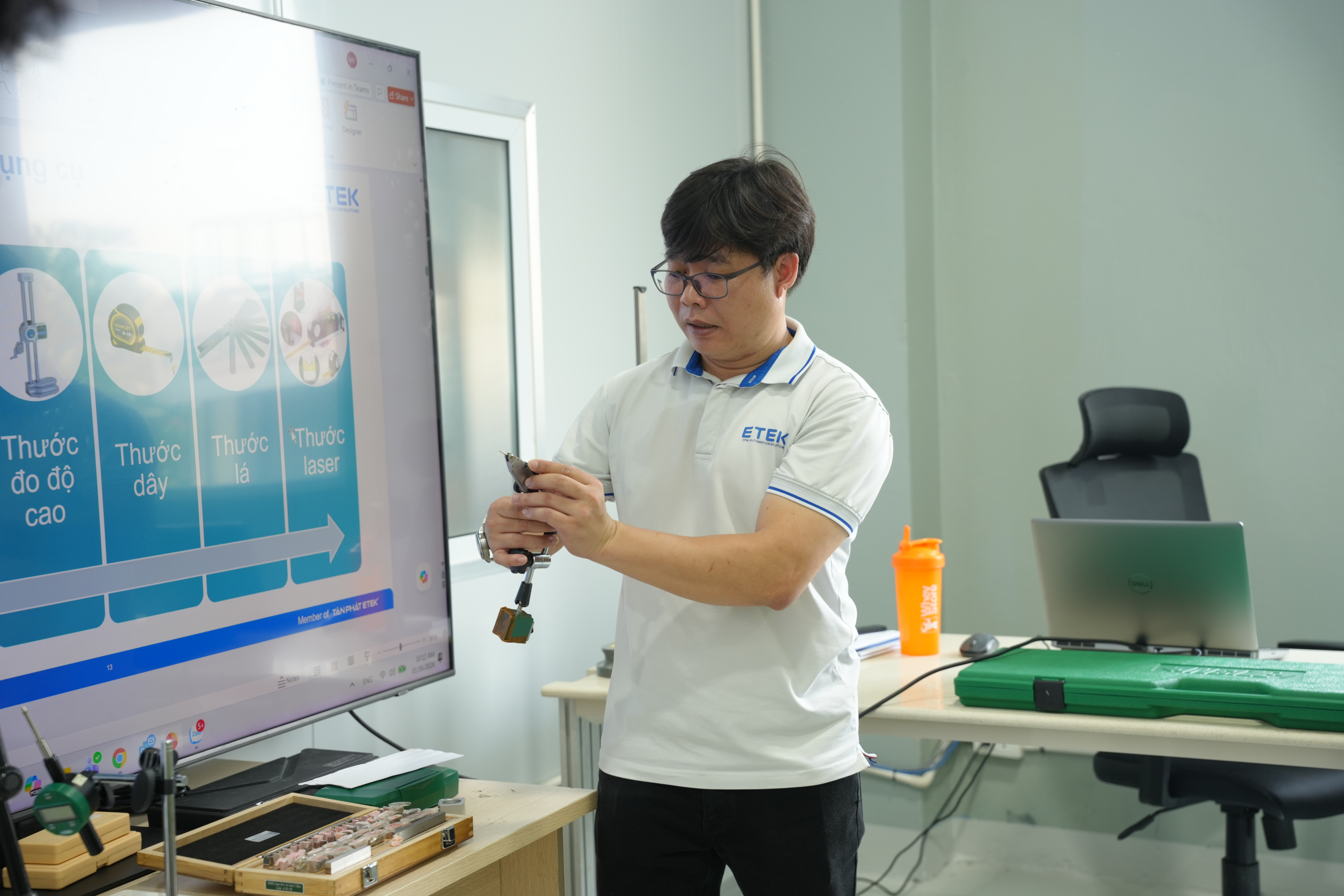 ETEK, industrial mechanics and pneumatics, hands-on machine assembly training, Loading-Unloading systems, mechatronics training, automation training, industrial pneumatic systems, mechanical assembly, mechatronics students, industrial automation education.