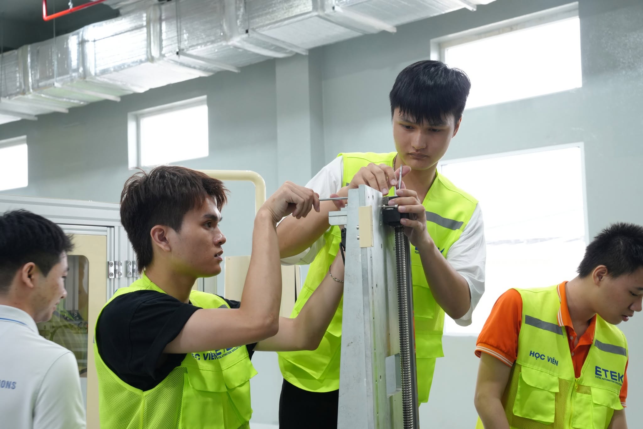 LẬP TRÌNH ROBOT CÔNG NGHIỆP - Ảnh 1